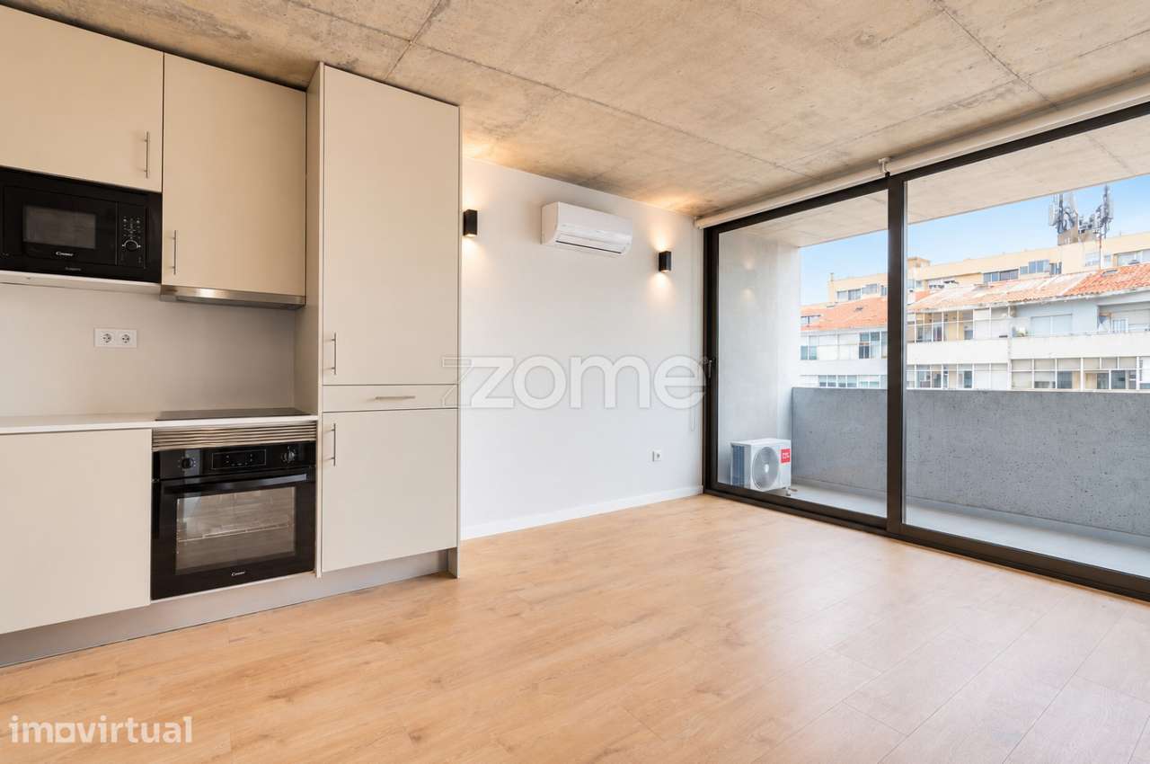 Apartamento T1 com varanda e lugar de garagem em Monte dos Burgos - Grande imagem: 5/23
