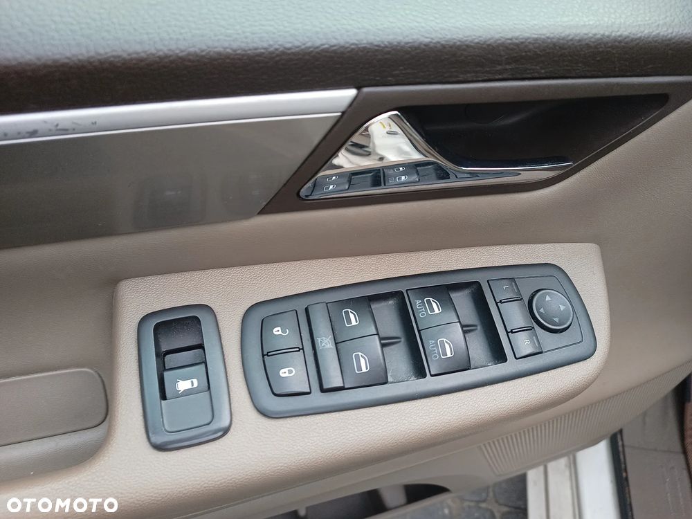 Volkswagen Routan - 9