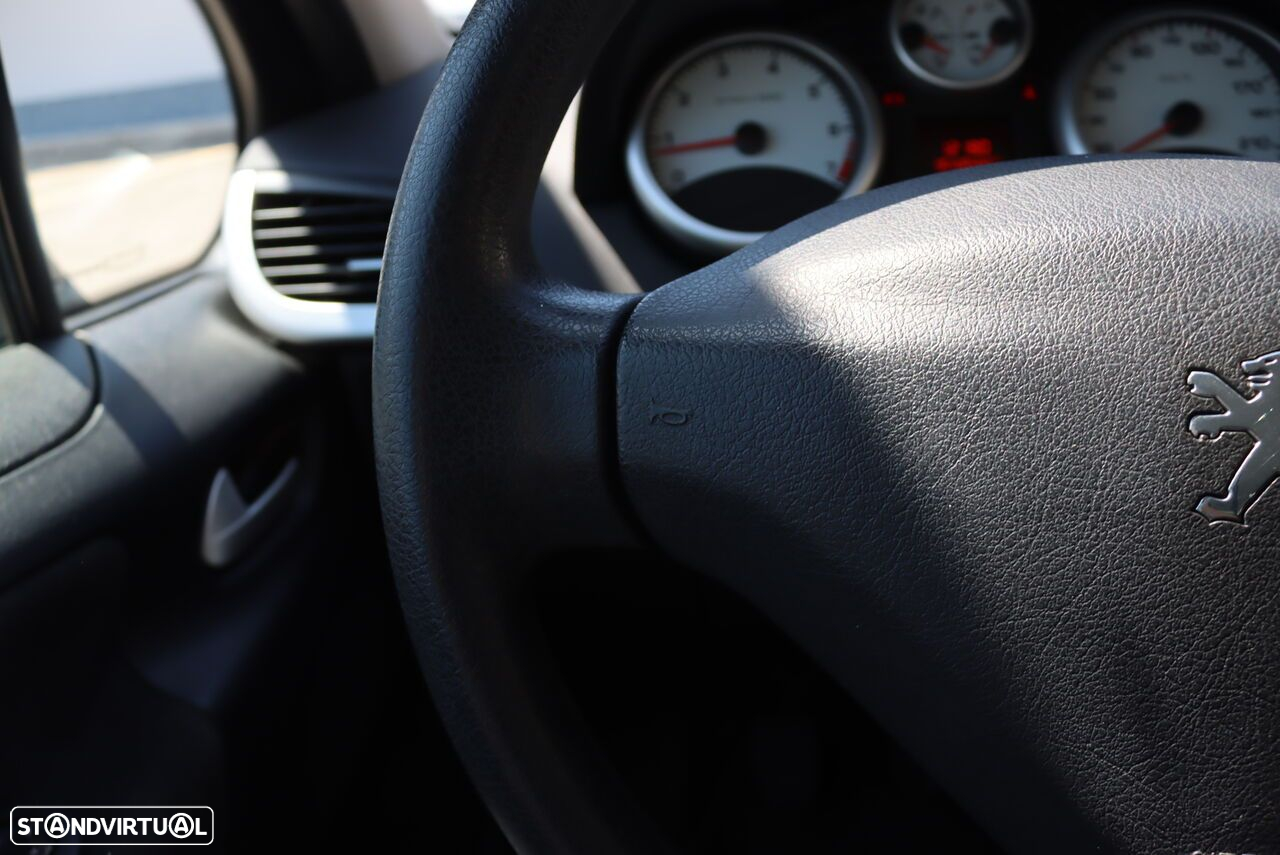 Peugeot 207 1.4 16V Trendy - 12