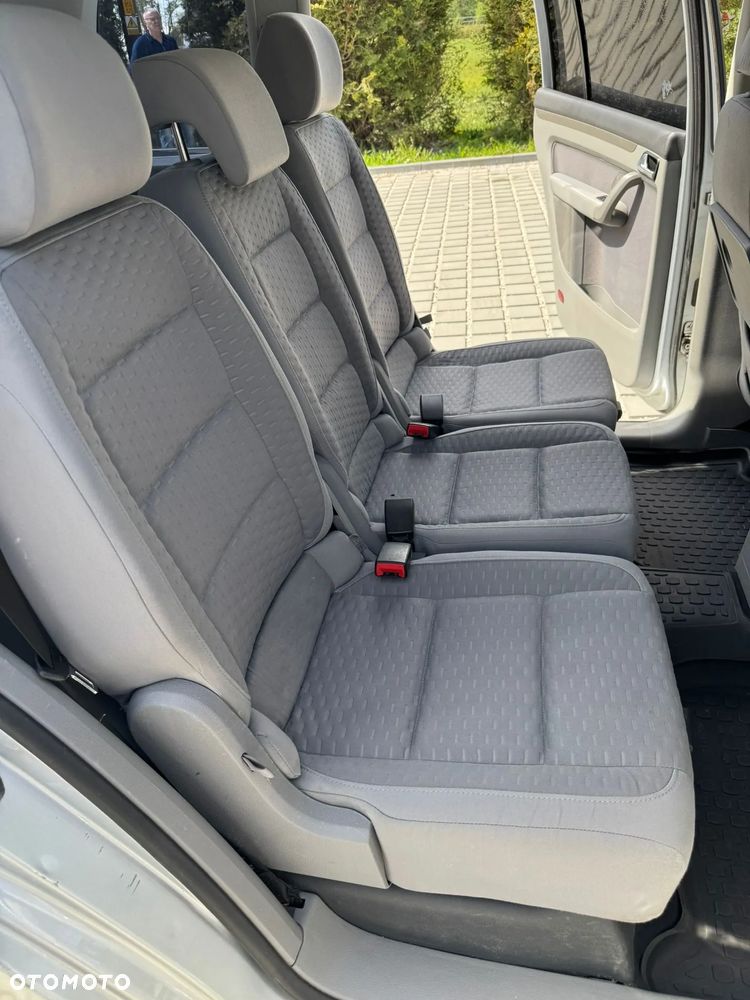 Volkswagen Touran - 12