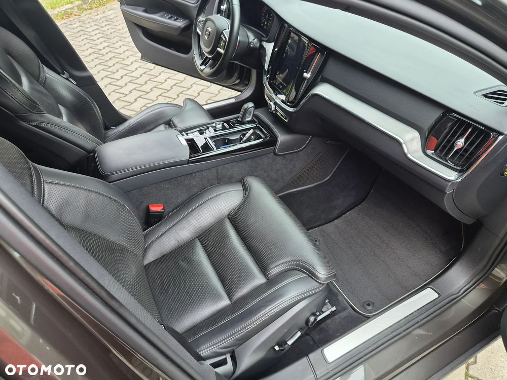 Volvo V60 T8 AWD Plug-In Hybrid R-Design - 20