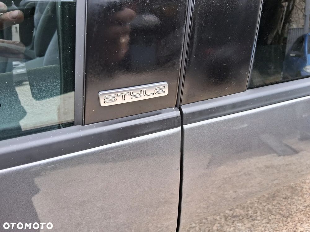 Volkswagen Touran 2.0 TDI DPF BlueMotion Technology STYLE - 19