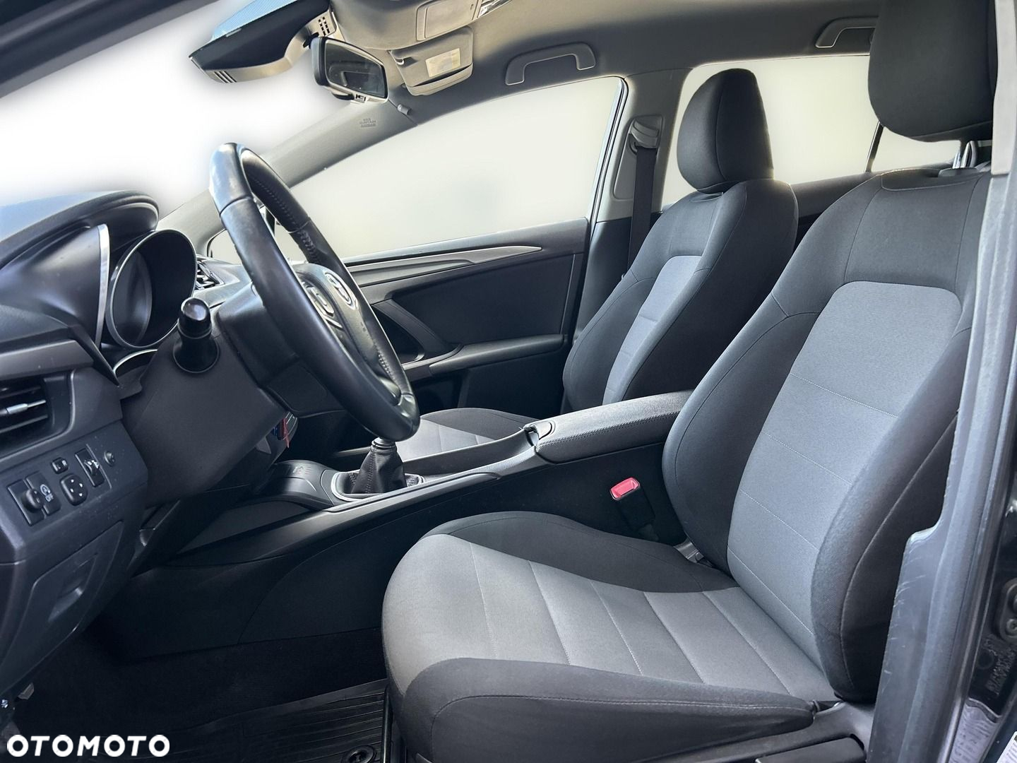 Toyota Avensis 1.6 D-4D Active - 10