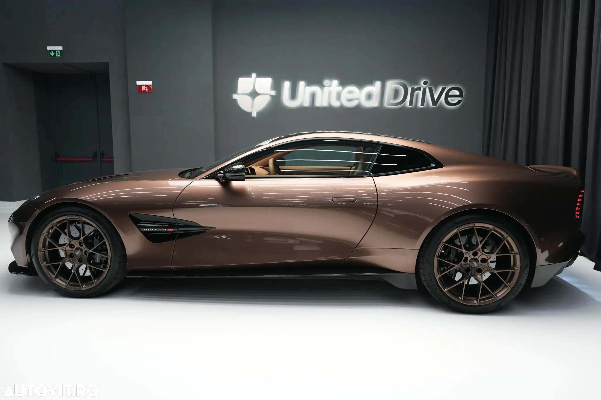 Aston Martin Vanquish - 12
