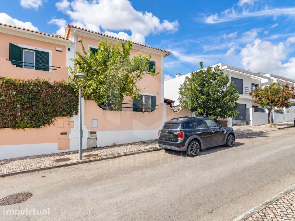 Moradia T4 em Padeiras, Setúbal Luminosidade e um grande potencial