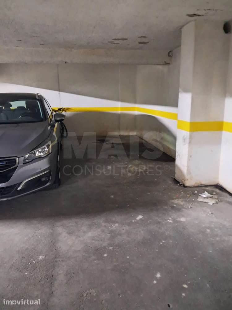 Parqueamento junto à Avenida 1º de Maio - Grande imagem: 4/6