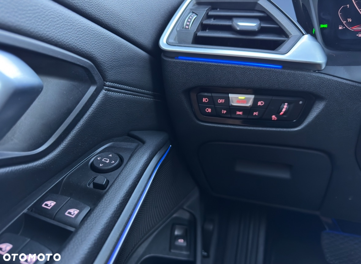 BMW Seria 3 330i - 38
