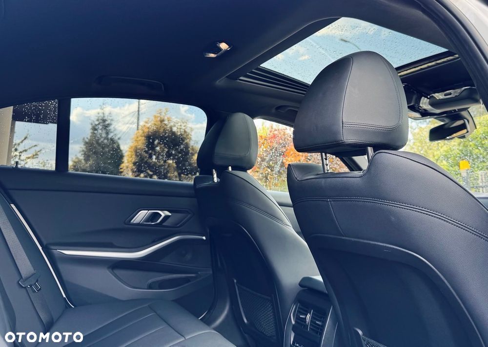 BMW Seria 3 330i Sport Line - 33