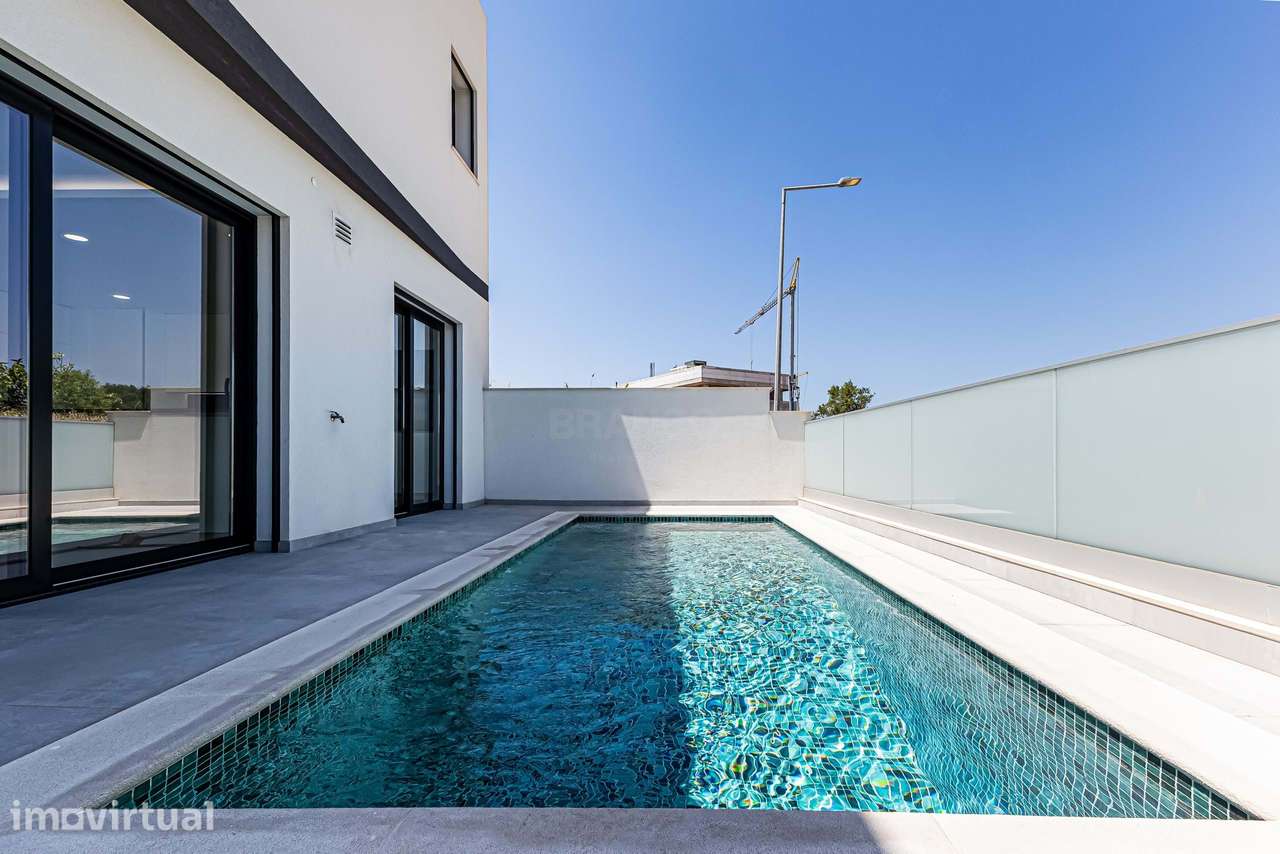 Moradia T3 com piscina e garagem - Mexilhoeira Grande - Grande imagem: 2/46