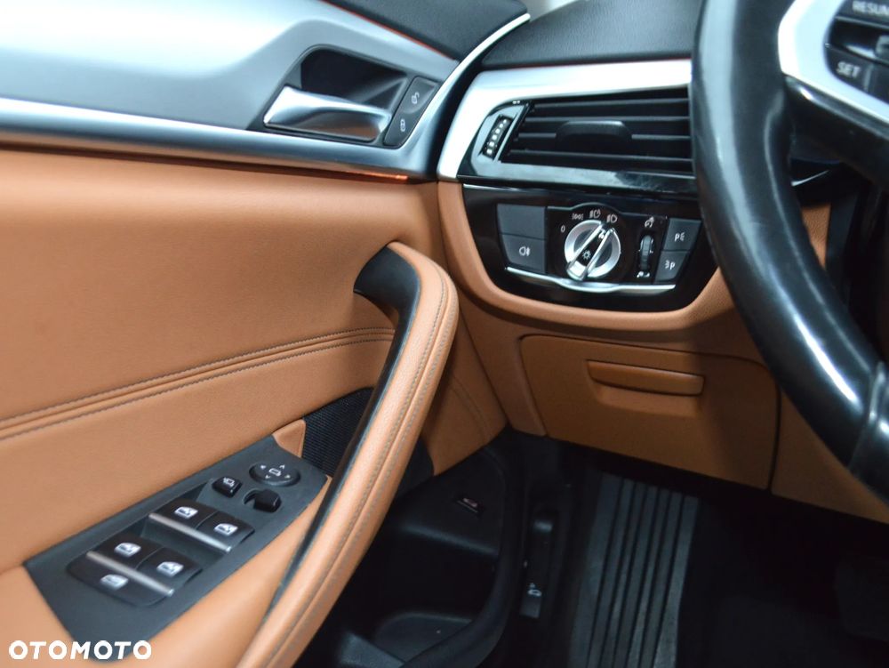 BMW Seria 5 518d Business Edition sport - 14