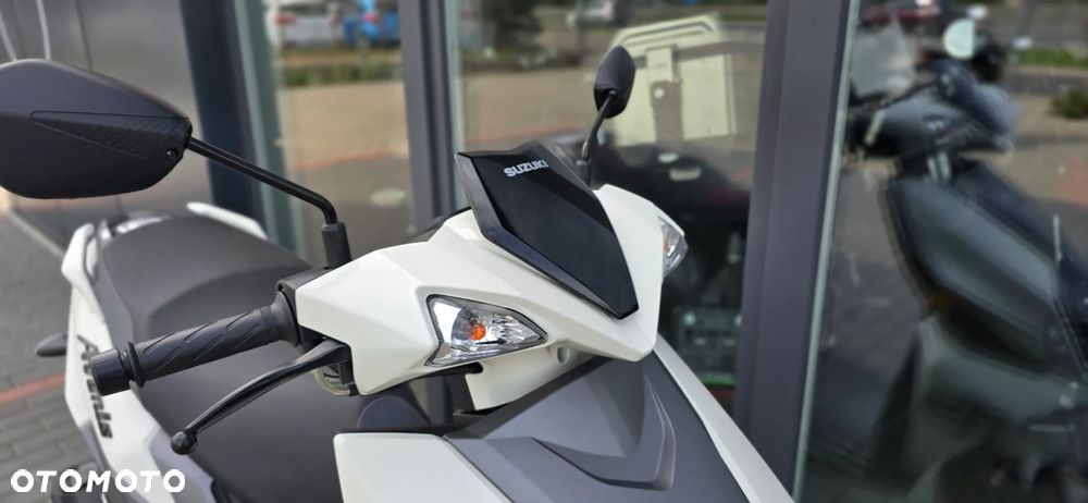 Suzuki Avenis - 10