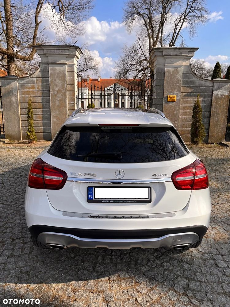 Mercedes-Benz GLA 250 4Matic 7G-DCT UrbanStyle Edition - 6