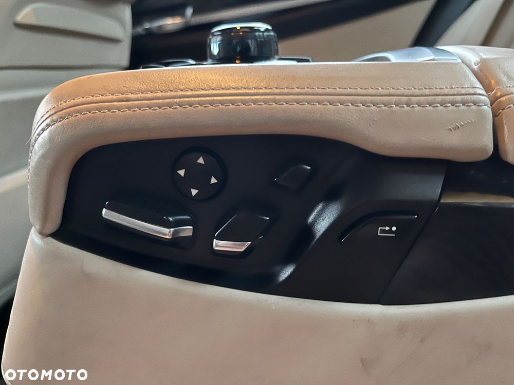 BMW Seria 7 750i - 34