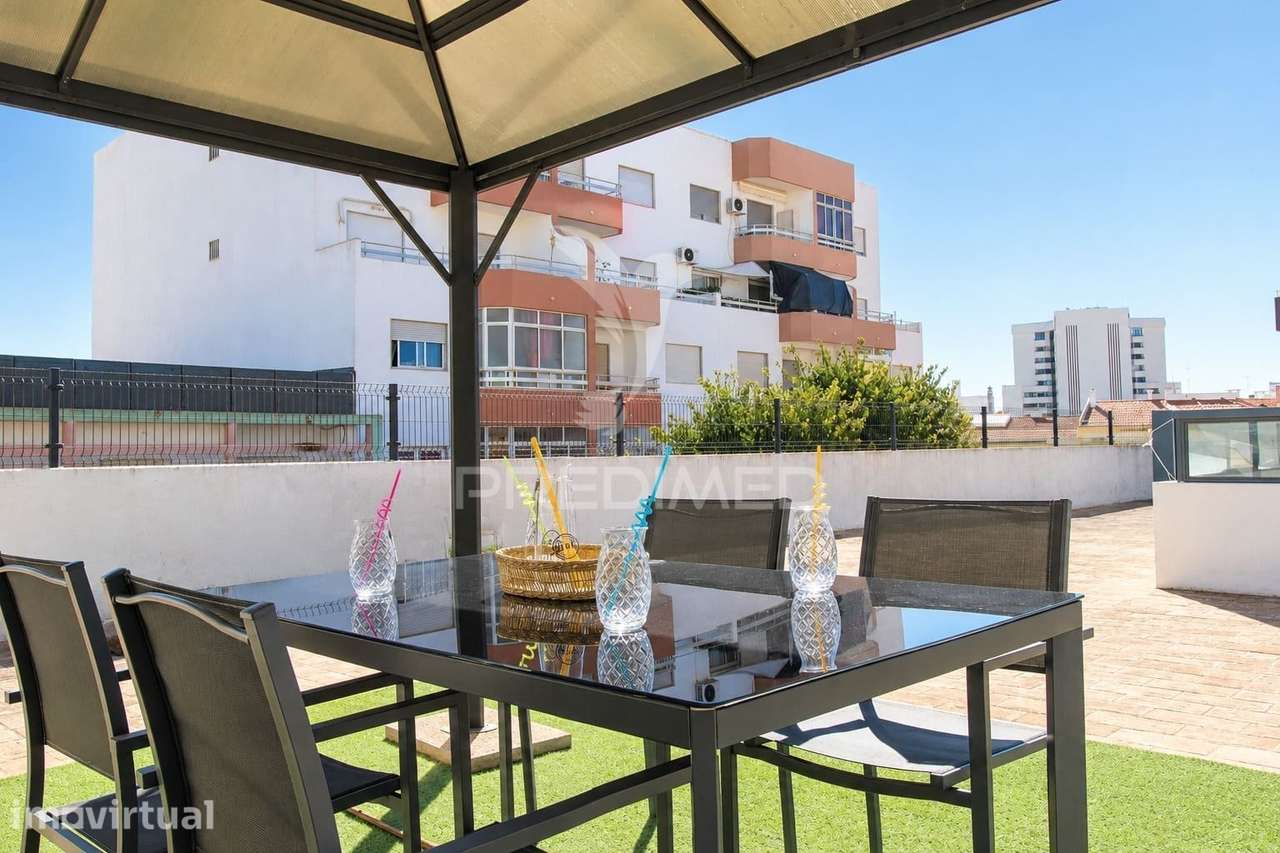 Apartamento T3 espaçoso com marquise e terraço no centro de Portimão