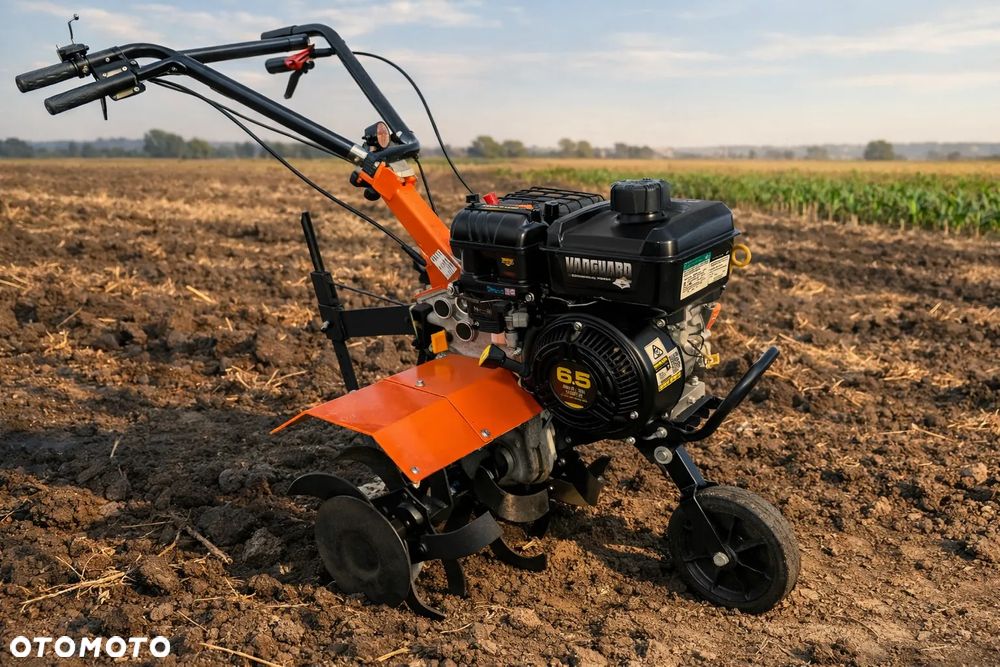 Husqvarna Glebogryzarka Kultywator BENASSI. Włoska Oryginalna Maszyna sprowadzona z Norwegii. Silnik Honda lub BRIGGS VANGUARD. 7km lub 5,5km . Szerokość rob. 80cm. 3 biegi pracy. To nie jest chińczyk!! Prawdziwy kultywator Przemysłowy koszt nowego około 10 tysięcy złotych. Okazja  cena zimowa wyprzedaż!! - 17