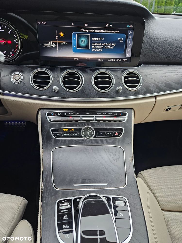 Mercedes-Benz Klasa E 220 d 4-Matic 9G-TRONIC - 32