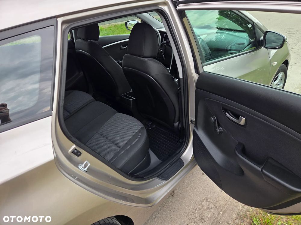 Hyundai i30 blue 1.6 CRDi Trend - 12