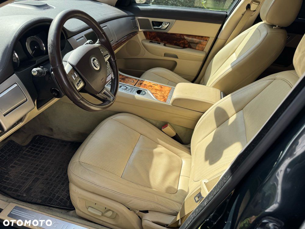 Jaguar XF 2.7 V6 D Premium Luxury - 12