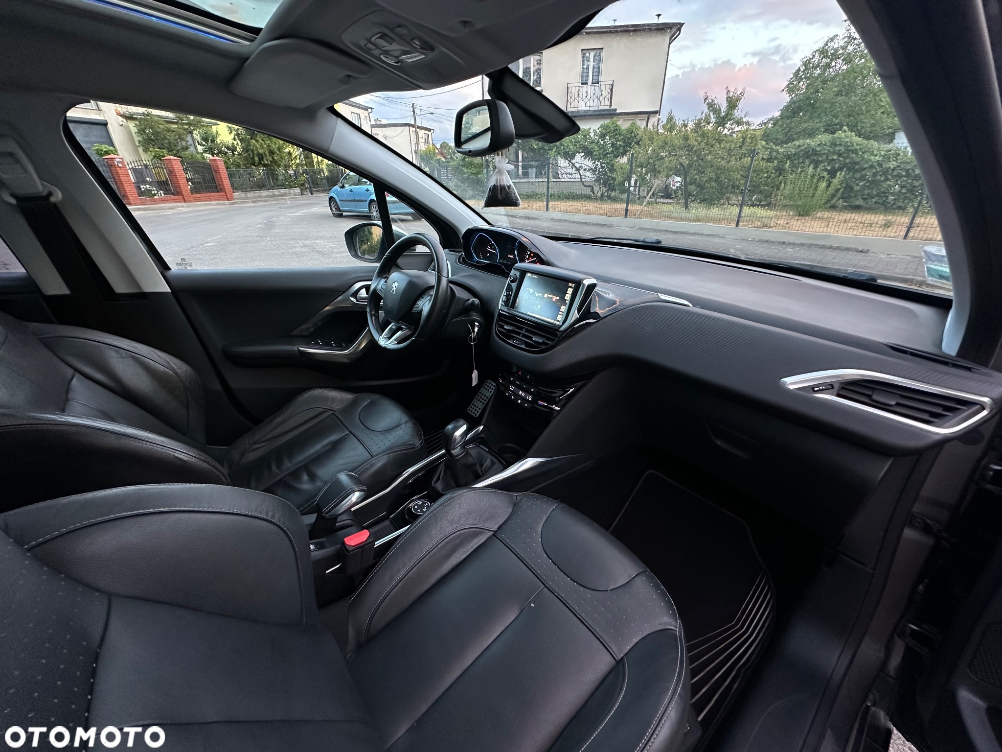 Peugeot 2008 1.6 e-HDi Allure S&S - 16