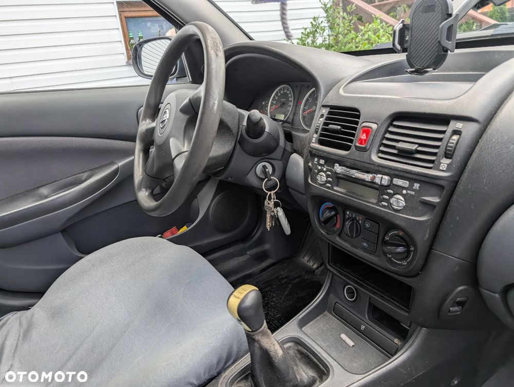 Nissan Almera 1.5 Base - 13