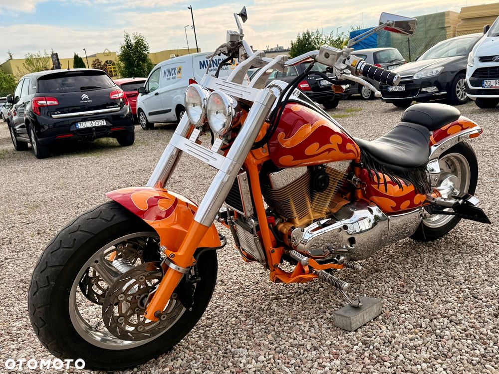 Suzuki Intruder - 3
