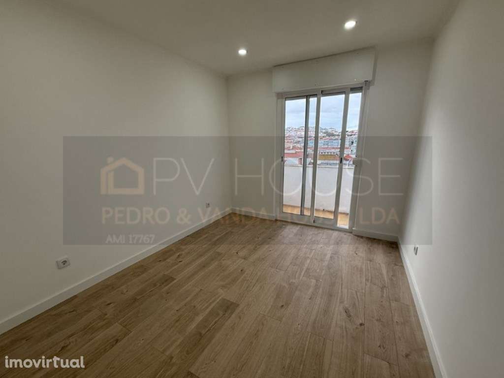 T4 Totalmente Remodelado | Amadora / Damaia | 105 m² na Av Padre Ba... - Grande imagem: 3/13