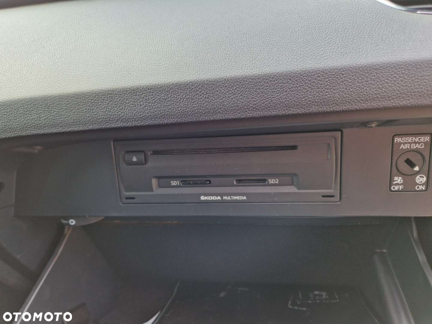 Skoda Octavia Combi 2.0 TDI RS - 25