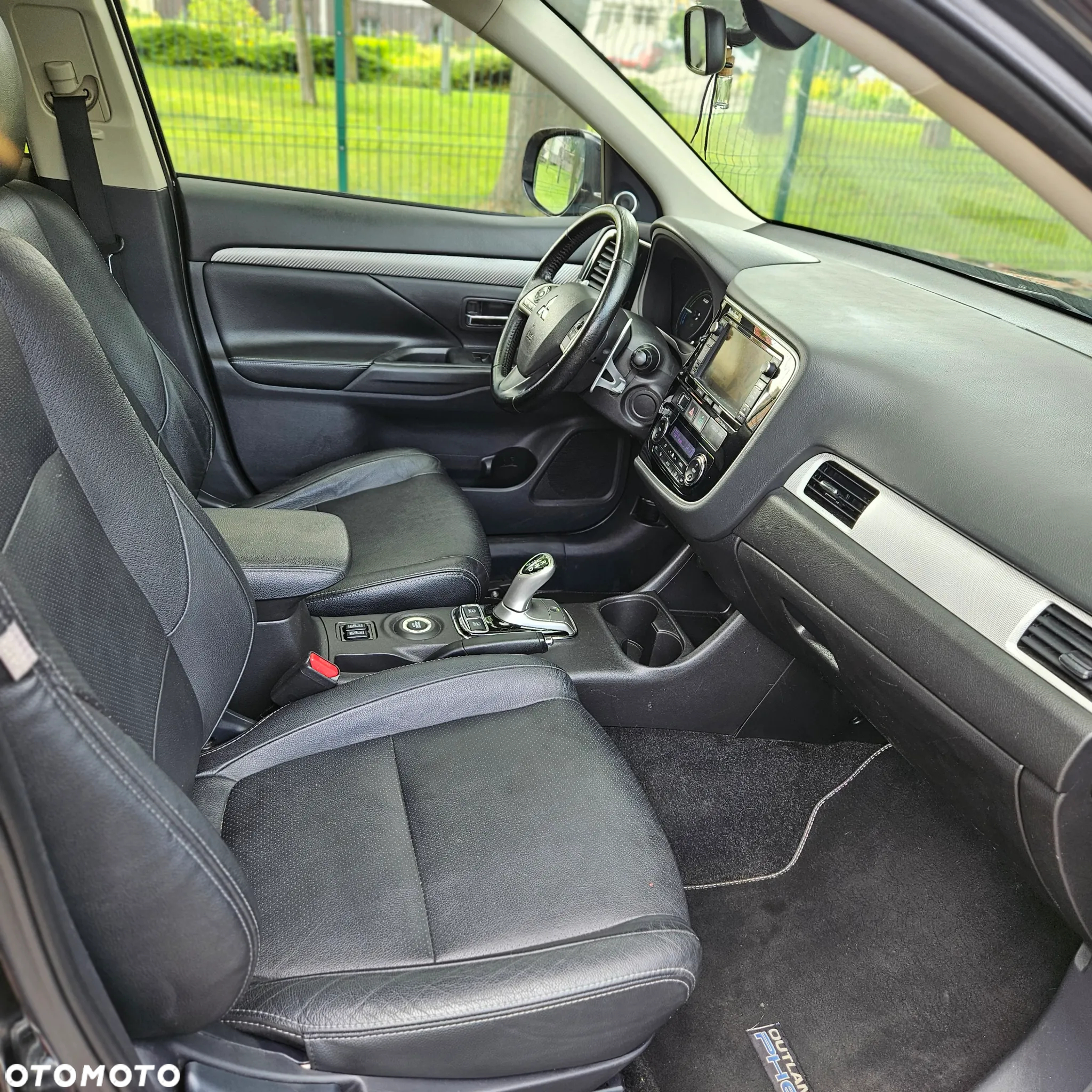 Mitsubishi Outlander 2.0 4WD Plug-In Hybrid Top - 16