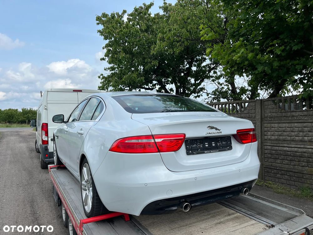 Jaguar XE 2.0 T R-Sport - 8