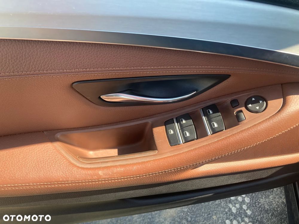 BMW Seria 5 530d xDrive Touring Sport-Aut - 9