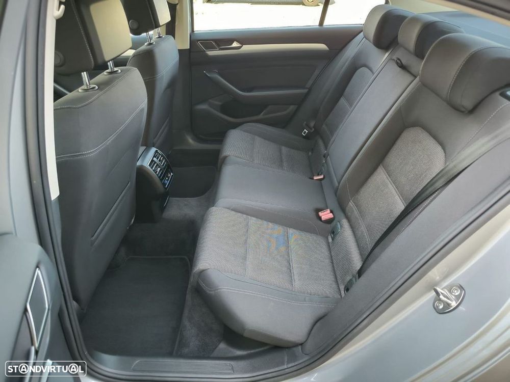 VW Passat 2.0 TDI Business P.DSG - 32