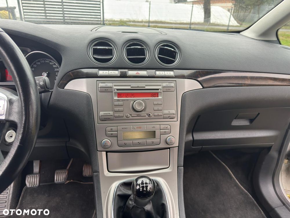 Ford Galaxy 2.0 Ghia - 12