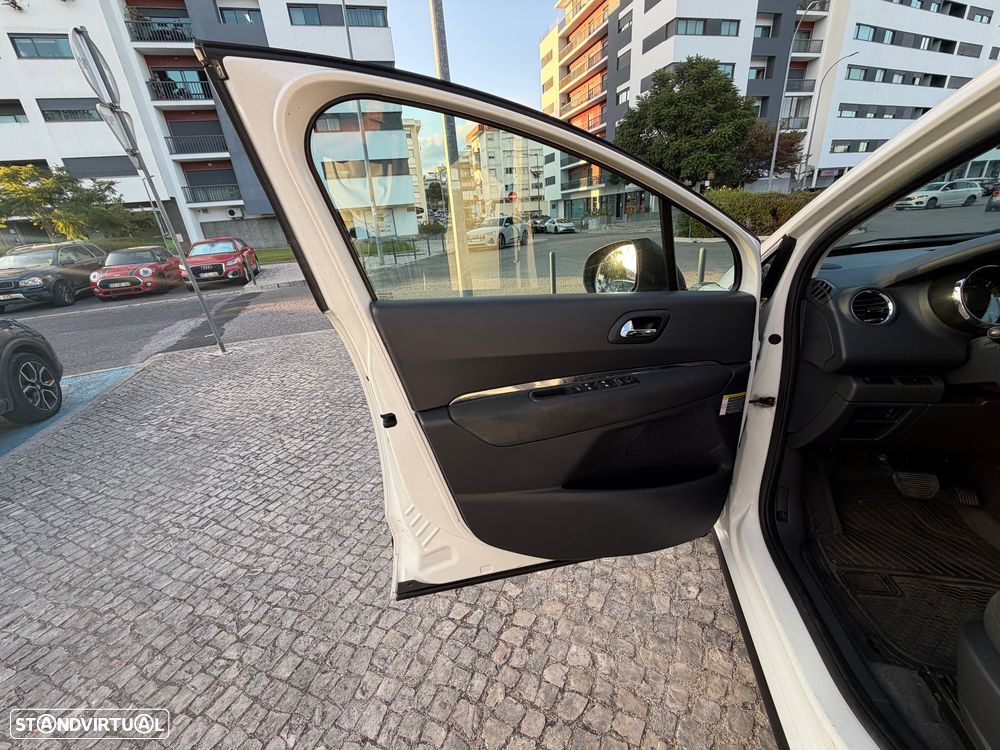 Peugeot 3008 1.6 e-HDi SE Style 2-Tronic 110g - 22