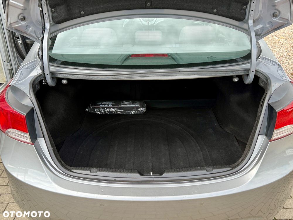 Hyundai Elantra 1.6 Style - 24