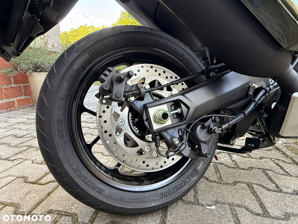 Yamaha Tmax - 12