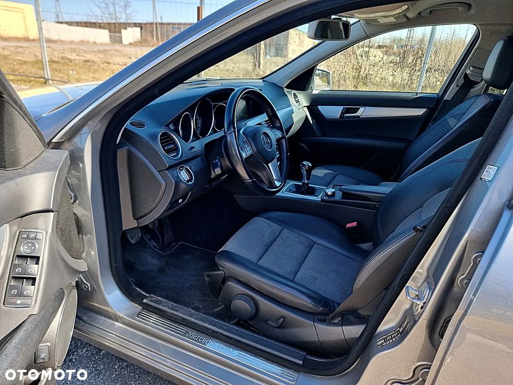 Mercedes-Benz Klasa C 180 CGI BlueEFFICIENCY Avantgarde - 16