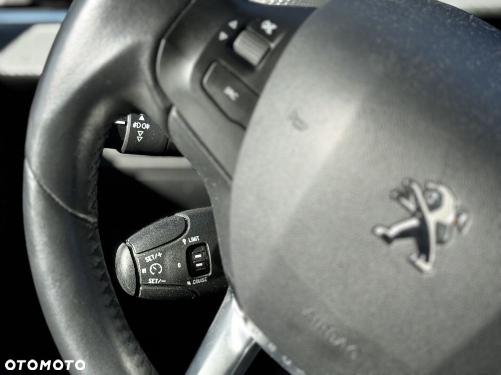 Peugeot 2008 1.2 Pure Tech Allure S&S EAT6 - 19