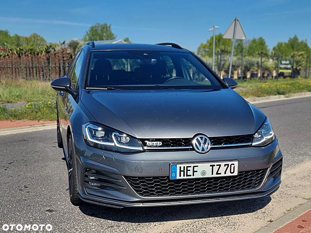 Volkswagen Golf - 1