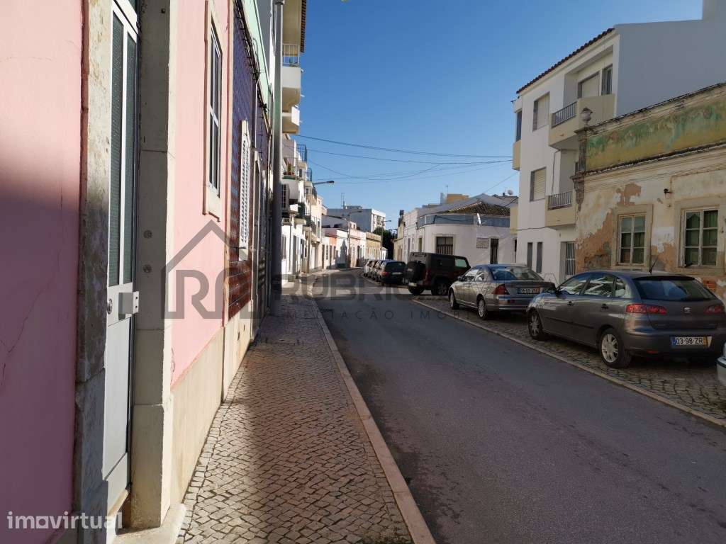 Casa antiga por recuperar no centro de Loulé - Grande imagem: 5/18