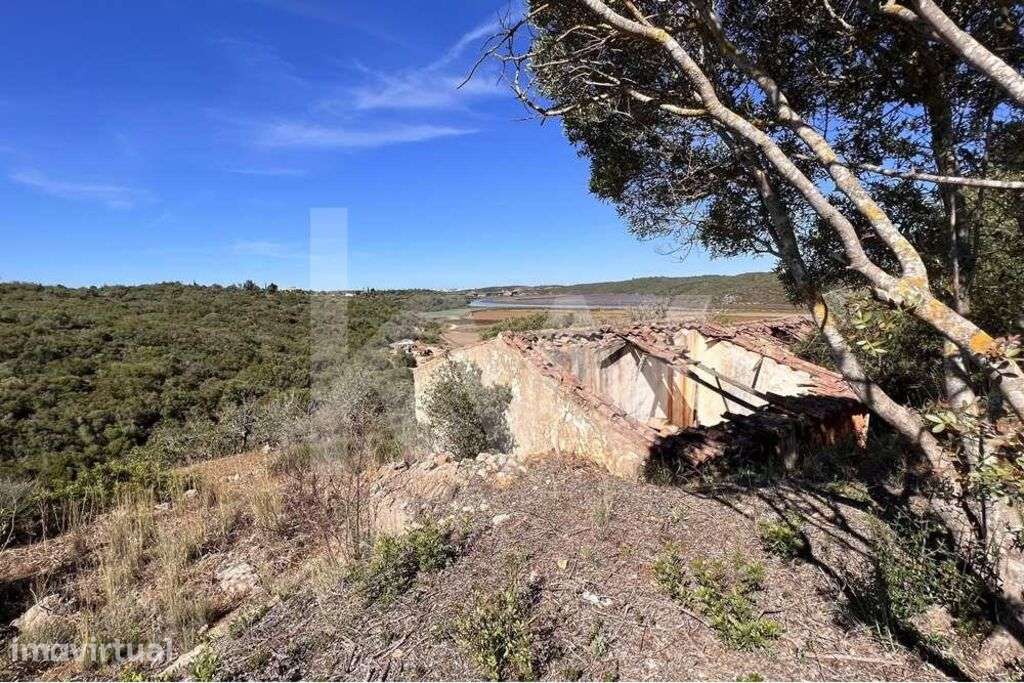 Terreno com Ruína em Localização Privilegiada na Zona de Estômbar - Grande imagem: 2/9