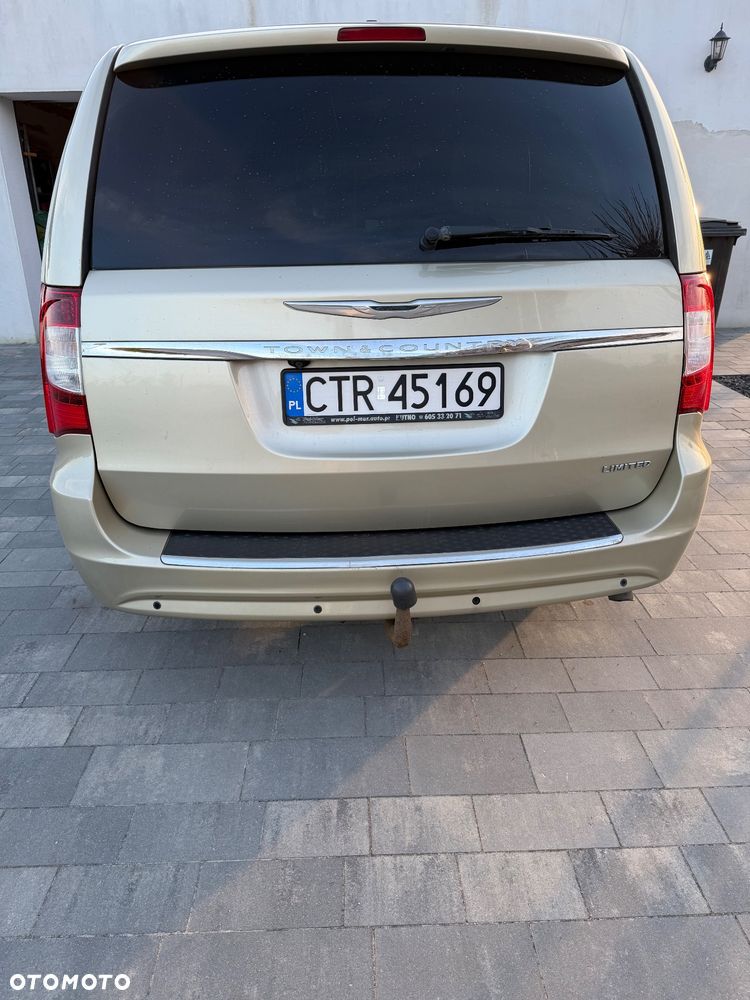 Chrysler Town & Country - 4