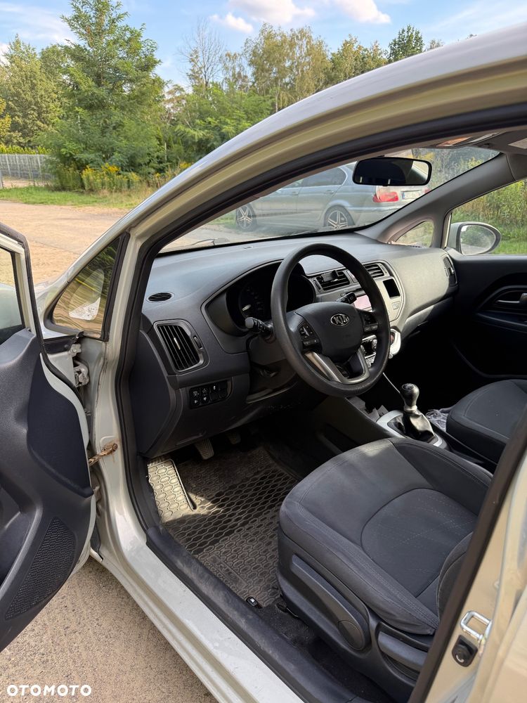 Kia Rio 1.2 L - 10