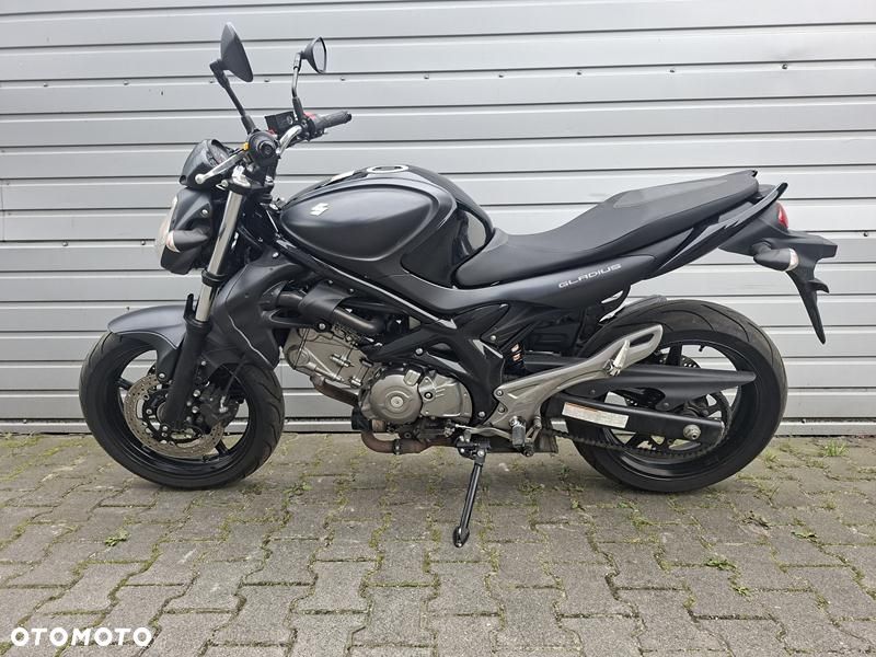 Suzuki Gladius - 2