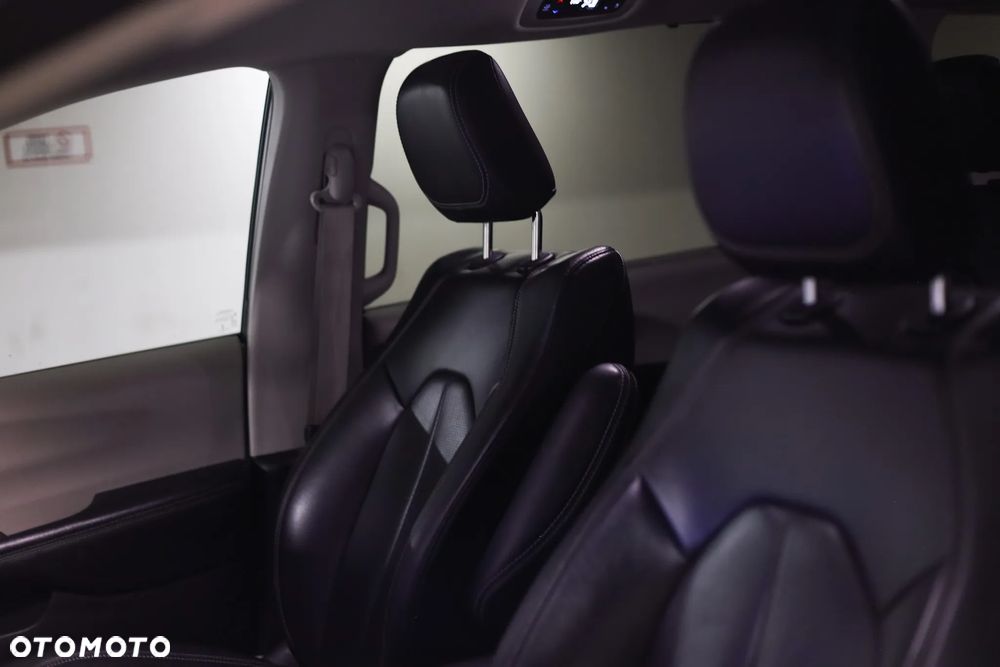 Chrysler Pacifica - 16
