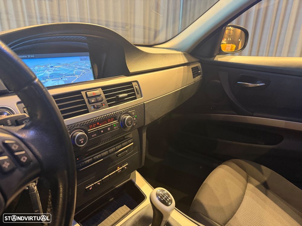 BMW 320 d Navigation Sport - 22