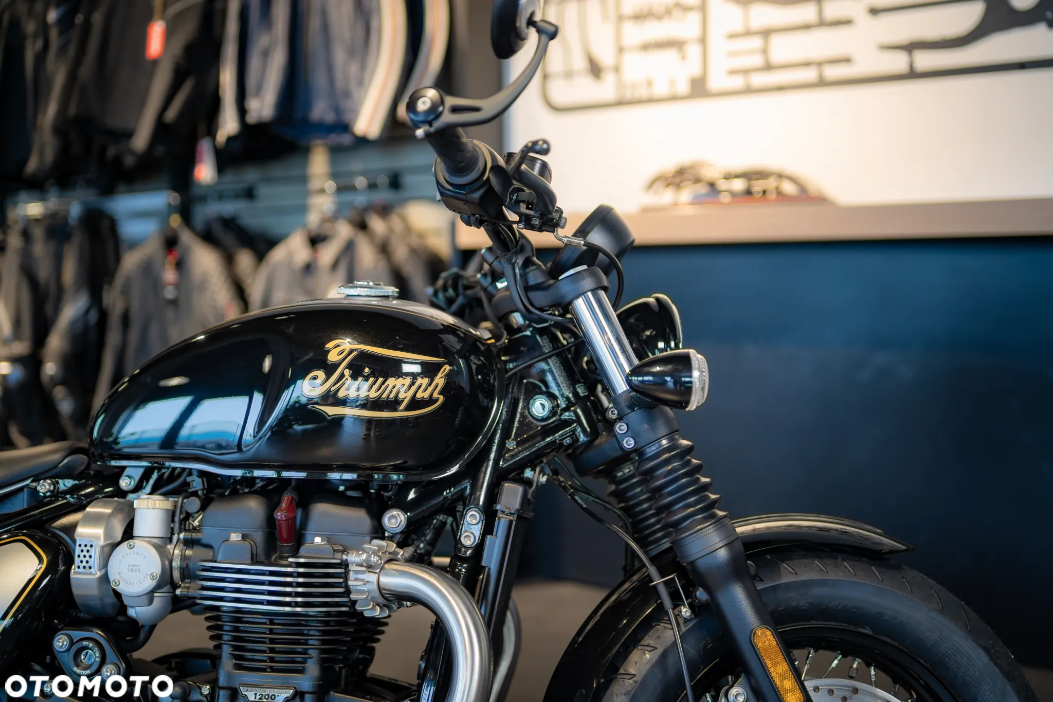 Triumph Bonneville Bobber - 21