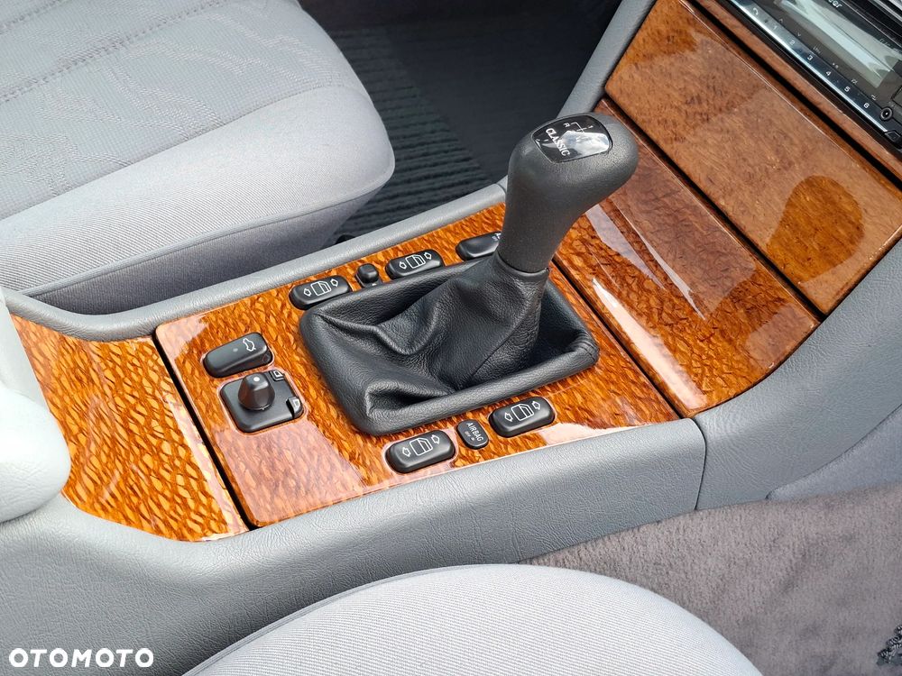 Mercedes-Benz Klasa E 240 Classic - 17