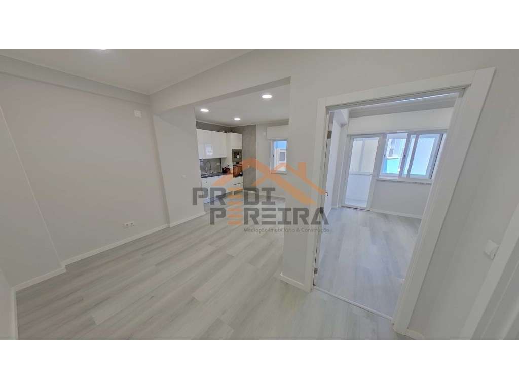 Situado no centro da Amadora. T1 com varanda, remodelado. - Grande imagem: 2/26