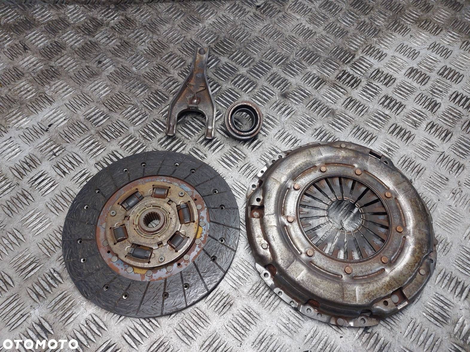 SPRZĘGŁO TARCZA + DOCISK + ŁOŻYSKO OPOROWE HYUNDAI I30 I 1.6 CRDI - 1