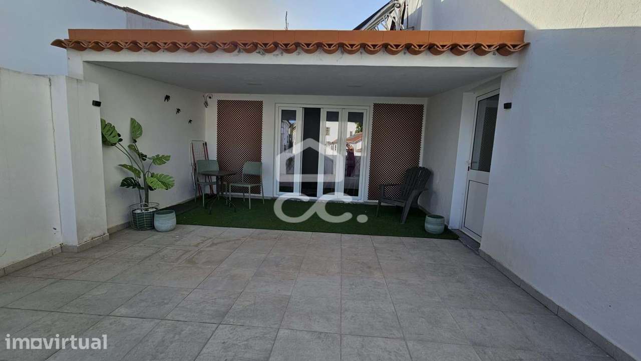 Alojamento com 10 quartos, pronto a rentabilizar, com obras recentes e - Grande imagem: 3/44